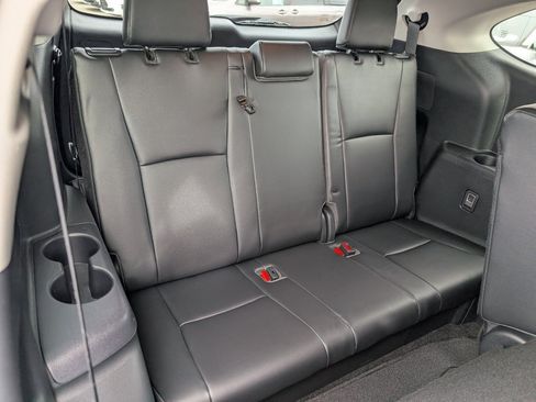 Used 2023 Toyota Highlander XLE image 6