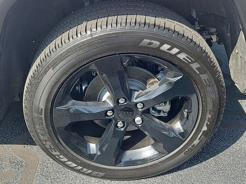 Used 2025 Jeep Grand Cherokee Altitude AWD/4WD image 6
