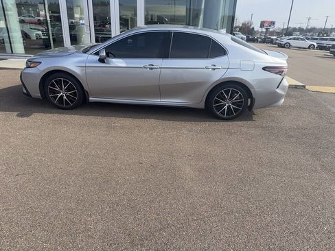 Used 2023 Toyota Camry SE w/ Convenience Package image 11