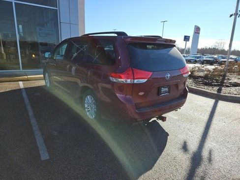 Used 2013 Toyota Sienna XLE image 13