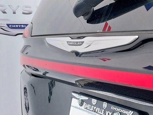 Used 2022 Chrysler Pacifica Touring-L image 10