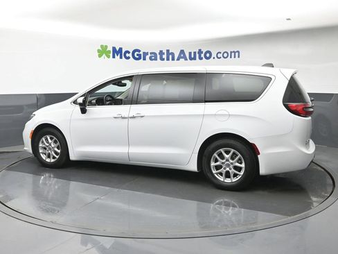 Used 2023 Chrysler Pacifica Touring-L FWD image 27