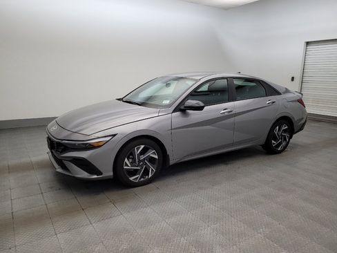 Used 2025 Hyundai Elantra Sport FWD image 2