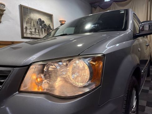 Used 2014 Chrysler Town & Country Touring-L FWD image 8