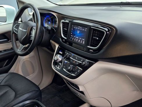 Used 2018 Chrysler Pacifica Touring-L image 27