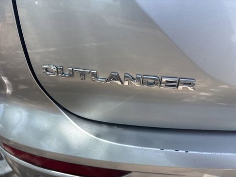 Used 2024 Mitsubishi Outlander SE Black Edition FWD image 4