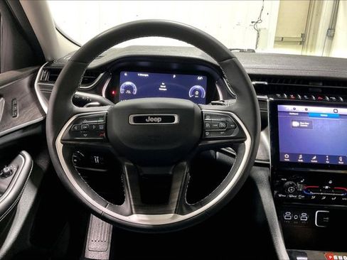Used 2023 Jeep Grand Cherokee Limited AWD/4WD image 5