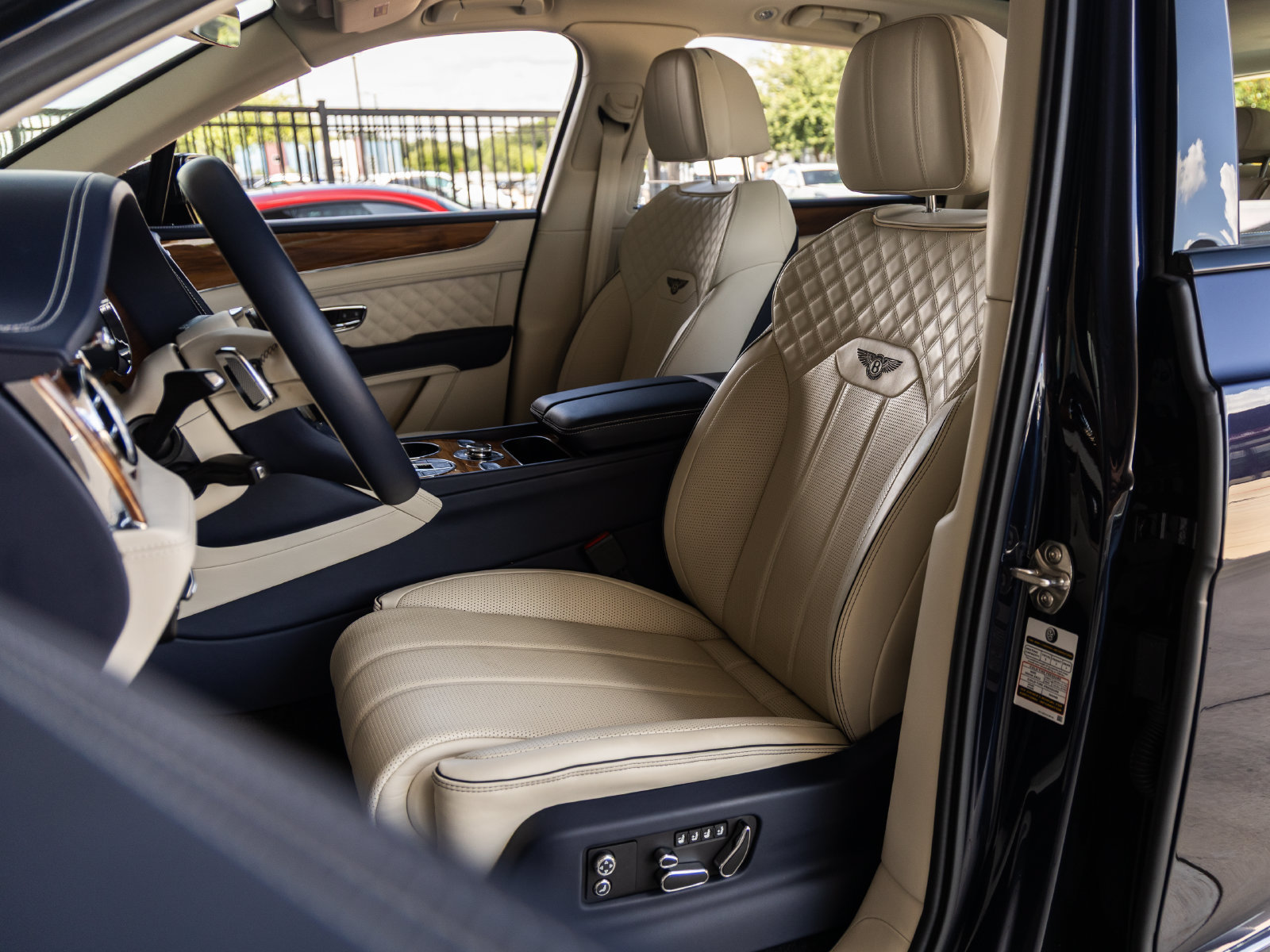 Used 2023 Bentley Bentayga AWD/4WD image 26