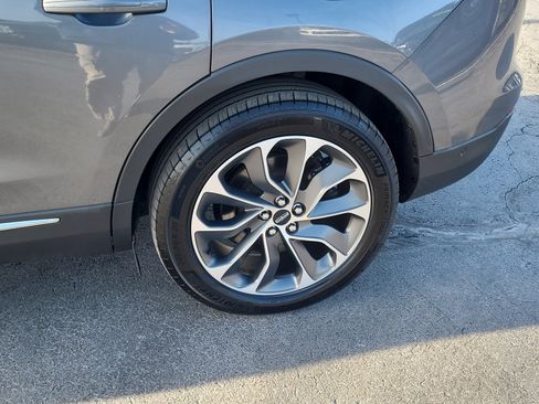 Used 2022 Lincoln Nautilus Reserve w/ Equipment Group 201A image 10