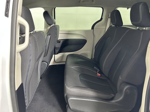 Used 2021 Chrysler Voyager L FWD image 20