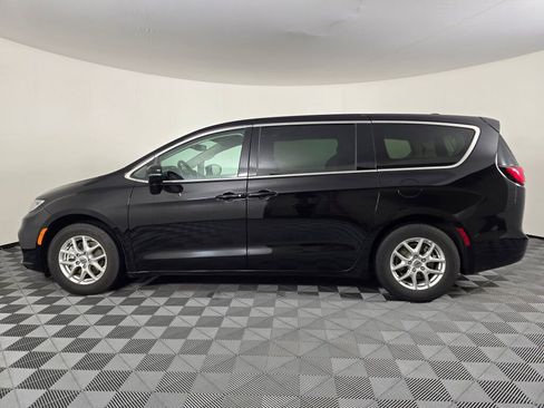 Used 2024 Chrysler Pacifica Touring-L image 6