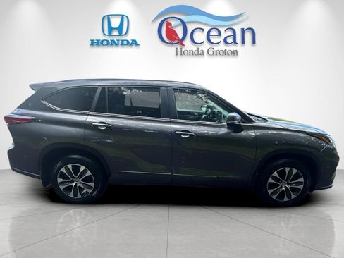 Used 2023 Toyota Highlander XLE AWD/4WD image 2