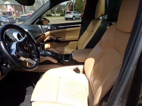 Used 2016 Porsche Cayenne w/ Premium Package Plus image 10