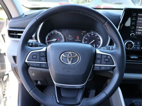 Used 2022 Toyota Highlander XLE FWD image 29