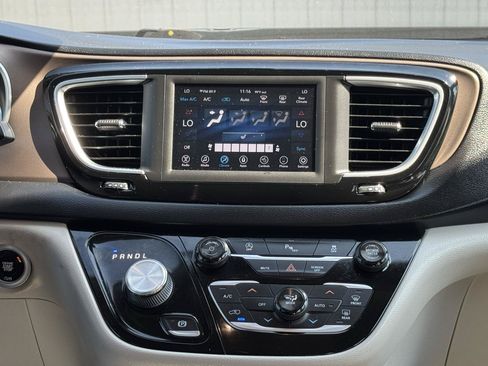 Used 2018 Chrysler Pacifica Touring-L FWD image 18