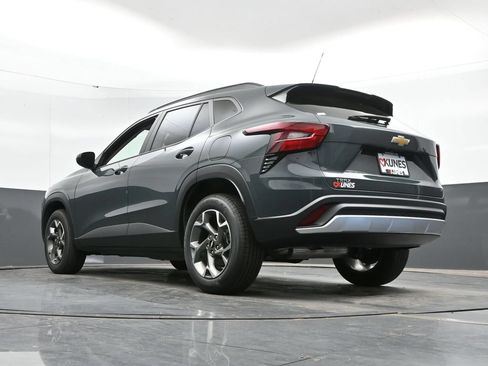 Used 2025 Chevrolet Trax LT w/ LT Convenience Package FWD image 45