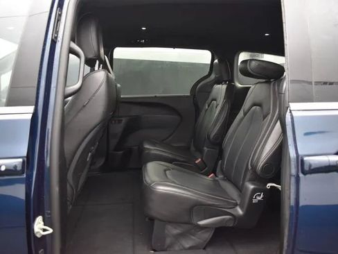 Used 2025 Chrysler Pacifica Select FWD image 15