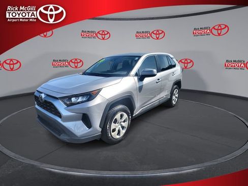 Used 2022 Toyota RAV4 LE FWD image 4