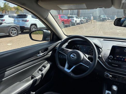 Used 2025 Nissan Altima 2.5 SV FWD image 34