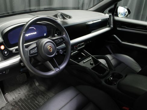 Used 2024 Porsche Cayenne image 29