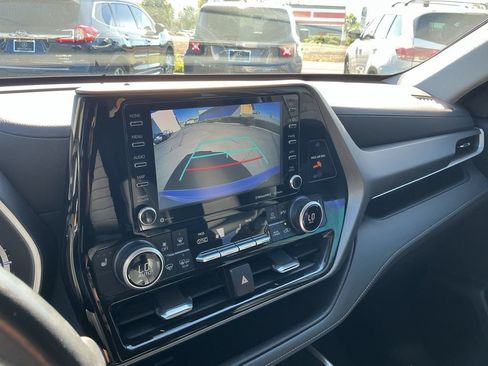 Used 2022 Toyota Highlander XLE AWD/4WD image 35