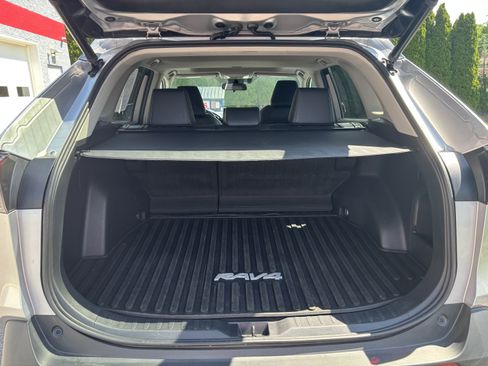 Used 2022 Toyota RAV4 XLE Premium AWD/4WD image 5