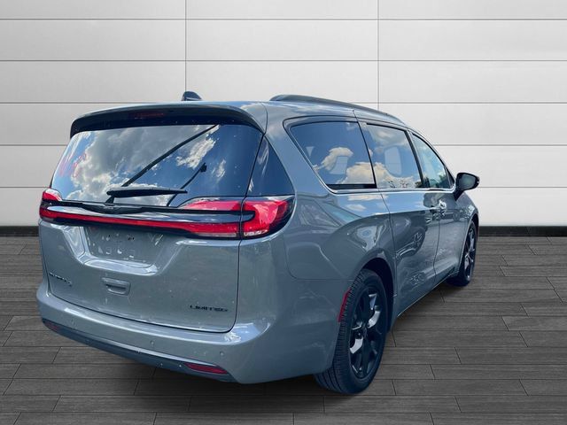 Certified 2025 Chrysler Pacifica Limited FWD image 5