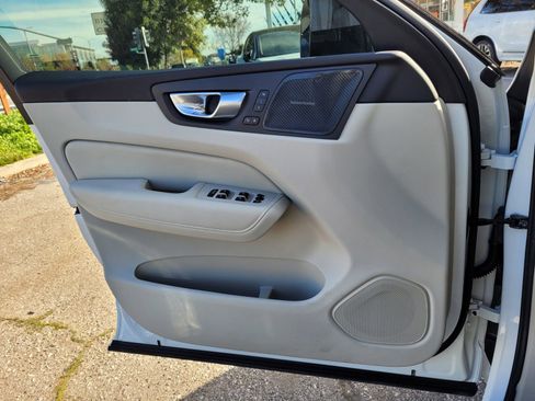 Certified 2024 Volvo XC60 T8 Ultimate w/ Protection Package Premier image 15