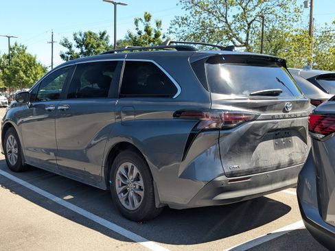 Used 2025 Toyota Sienna XLE image 6