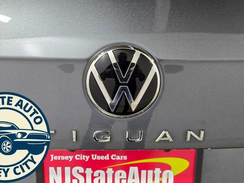 Used 2022 Volkswagen Tiguan SE w/ Panoramic Sunroof Package AWD/4WD image 28