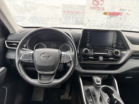 Used 2022 Toyota Highlander LE image 11