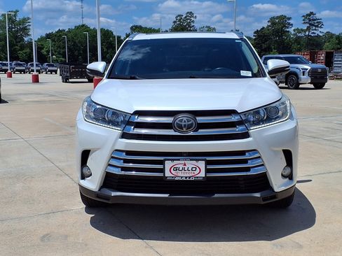 Used 2018 Toyota Highlander Limited Platinum FWD image 4