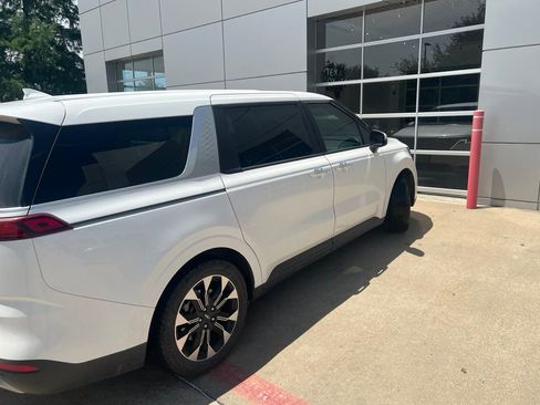 Used 2024 Kia Carnival EX FWD image 5