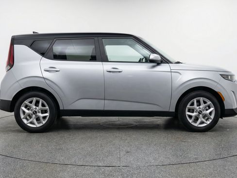 Used 2025 Kia Soul LX w/ LX Technology Package FWD image 11