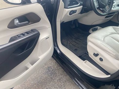 Used 2017 Chrysler Pacifica Touring-L Plus FWD image 10