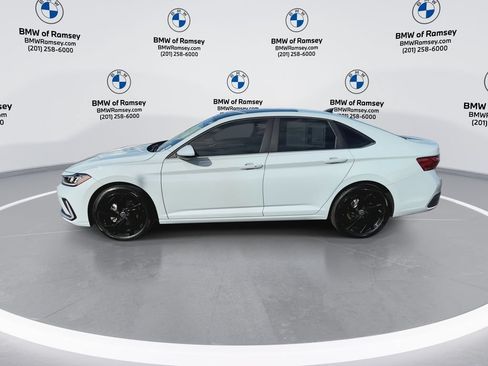 Used 2025 Volkswagen Jetta SE FWD image 5