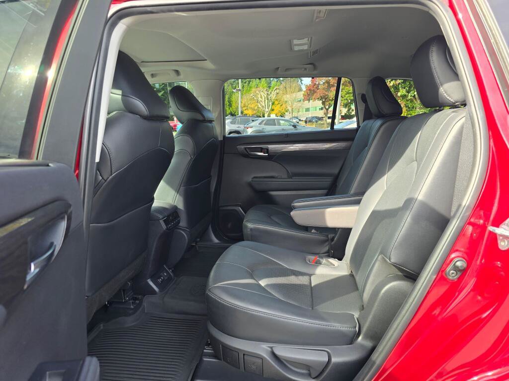 Used 2021 Toyota Highlander Limited FWD image 4