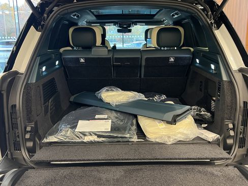 New 2025 Land Rover Range Rover SV image 14