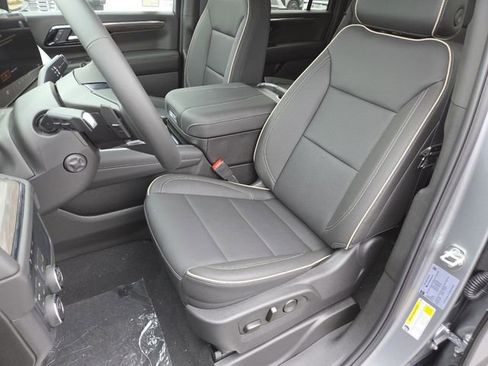 New 2025 Chevrolet Suburban Premier image 35