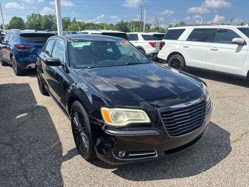 Used 2014 Chrysler 300 AWD w/ Driver Convenience Group image 9