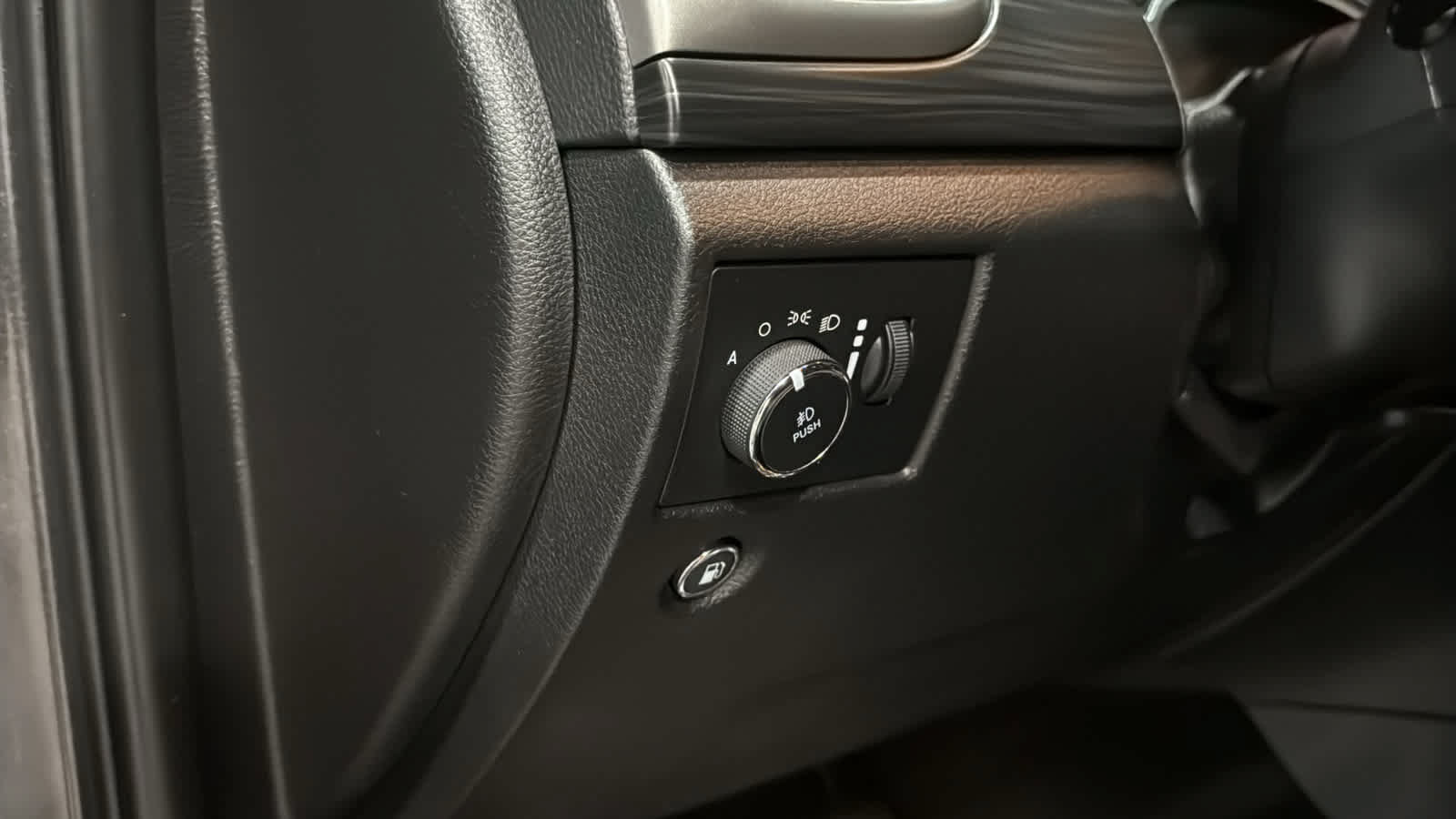 Used 2019 Jeep Grand Cherokee Laredo AWD/4WD image 21