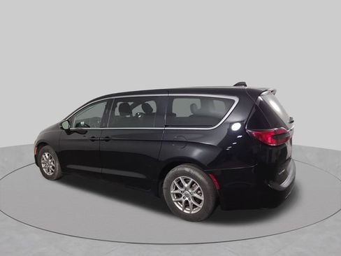 Used 2024 Chrysler Pacifica Touring-L FWD image 10