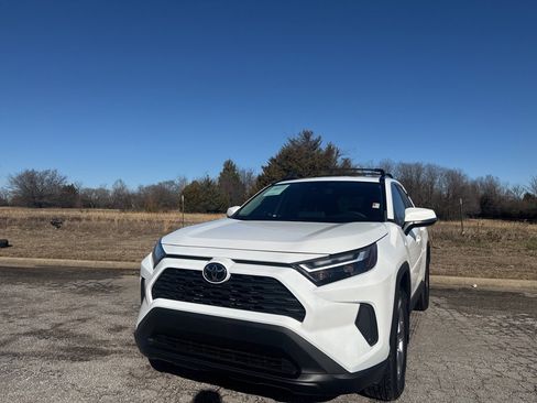 Used 2022 Toyota RAV4 XLE image 1