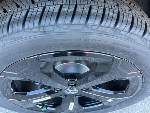 New 2026 Volkswagen Taos SEL image 28