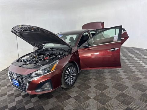 Used 2025 Nissan Altima 2.5 SV FWD image 13