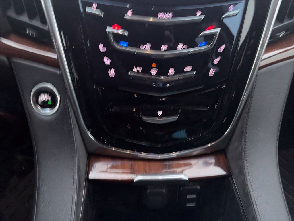 Used 2019 Cadillac Escalade Luxury AWD/4WD image 22