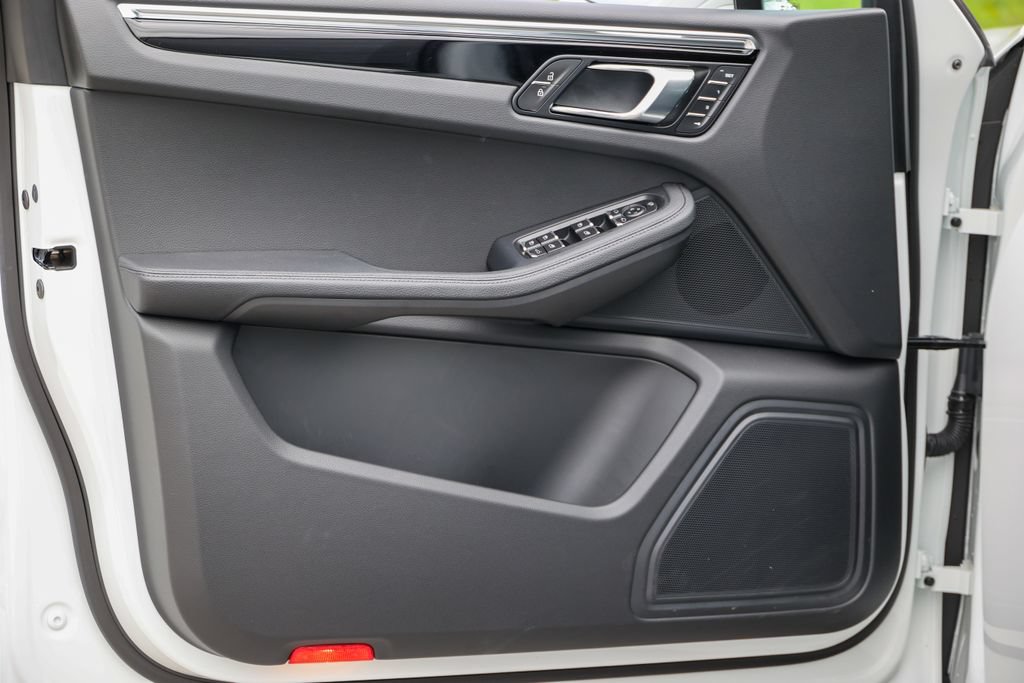 Certified 2026 Porsche Macan AWD/4WD image 8