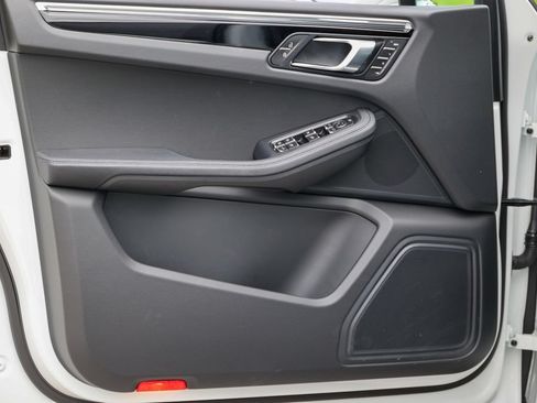 Certified 2026 Porsche Macan AWD/4WD image 8