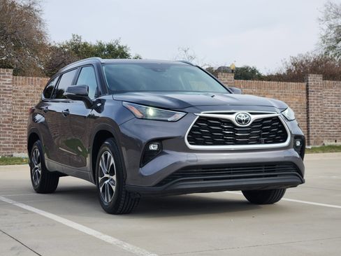 Used 2024 Toyota Highlander XSE image 4