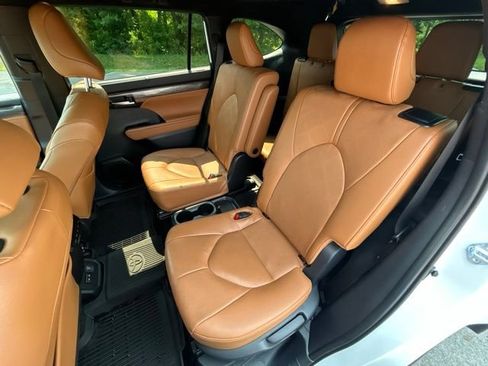 Certified 2025 Toyota Highlander Platinum AWD/4WD image 36